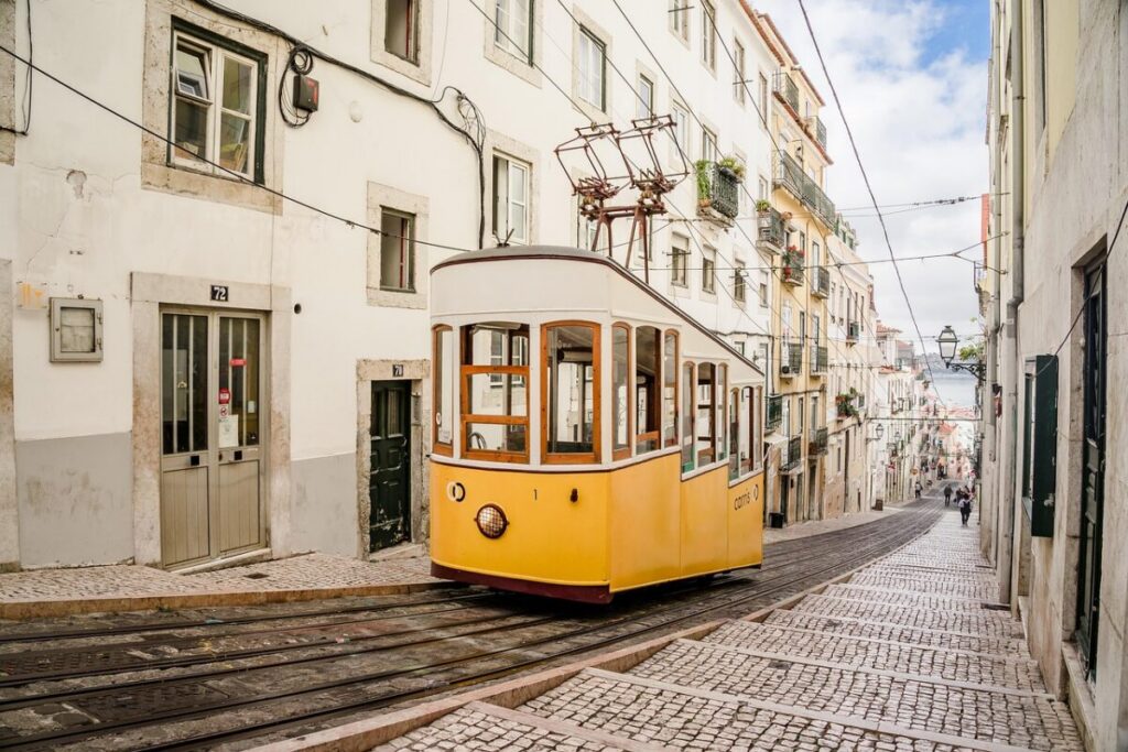 Weekend flights — Lisbon